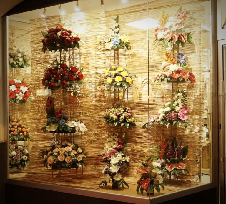 Nuestro Escaparate de Todos los Santos: Tradición, Belleza y Anticipación